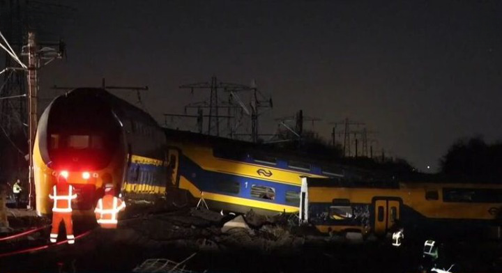 Σοκάρουν-οι-εικόνες-από-το-σιδηροδρομικό-δυστύχημα-στην-Ολλανδία.