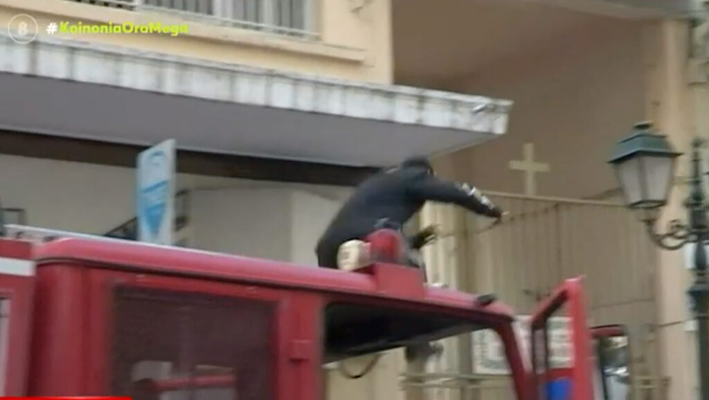 Θεσσαλονίκη:Απίστευτο-περιστατικόΤους-καταδίωκε-η-αστυνομία-,πηδούσαν-από-μπαλκόνι-σε-μπαλκόνι-και-τα-κανάλια-το-μετέδιδαν-ζωντανά.