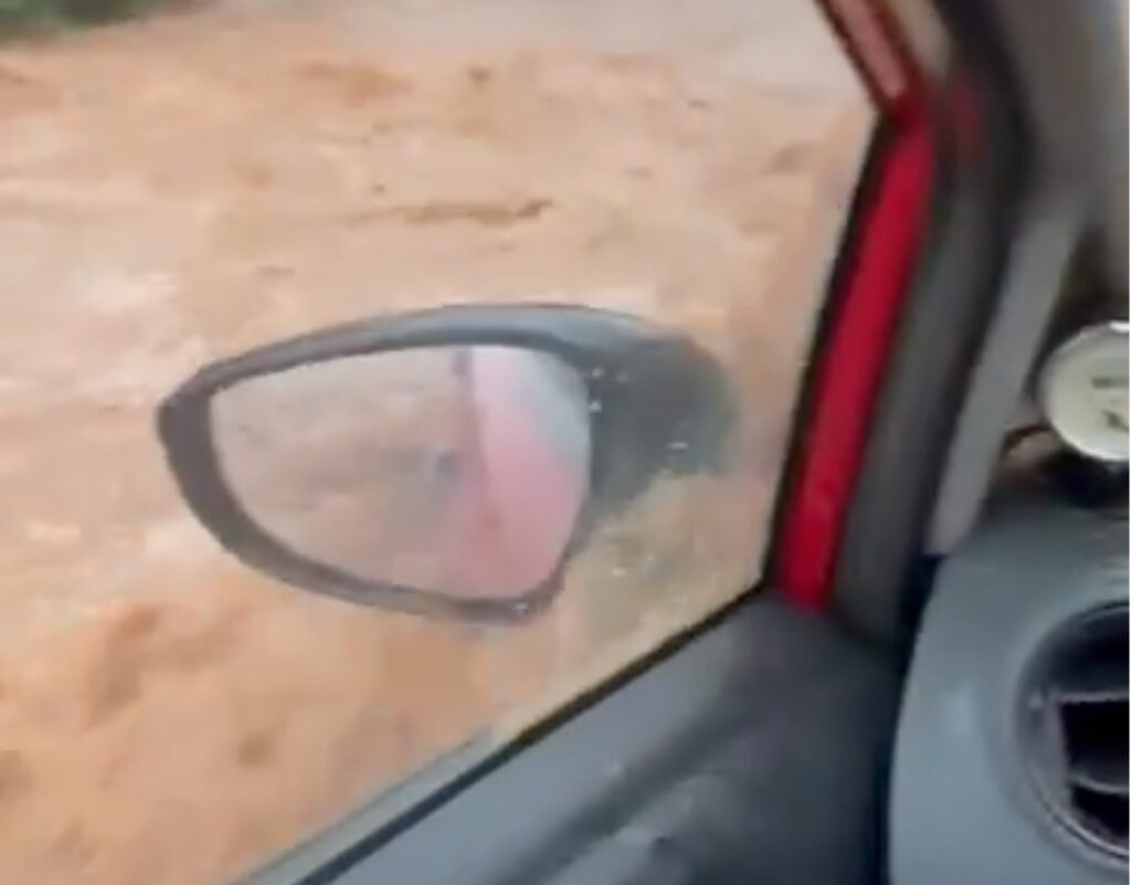 Σοκαριστικό-βίντεο-απ’-τη-Χαλκιδική:-Οδηγός-βρέθηκε-μέσα-σε-χείμαρρο-–-“Με-σκεπάζουν-τα-νερά-μέσα-στο-αμάξι,-Παναγία-μου”