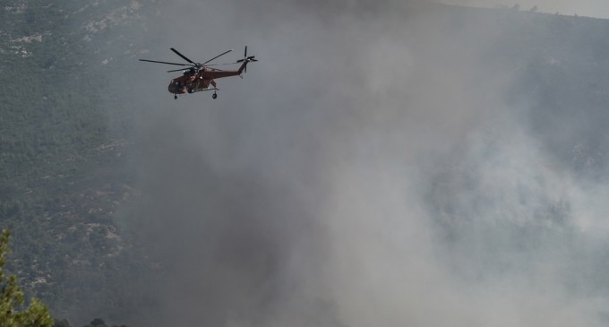 Κρήτη:-Βαρύ-το-κλίμα-στην-κηδεία-του-Σμηναγού-Χρήστου-Μουλά-–-Υποβασταζόμενη-η-μητέρα-του