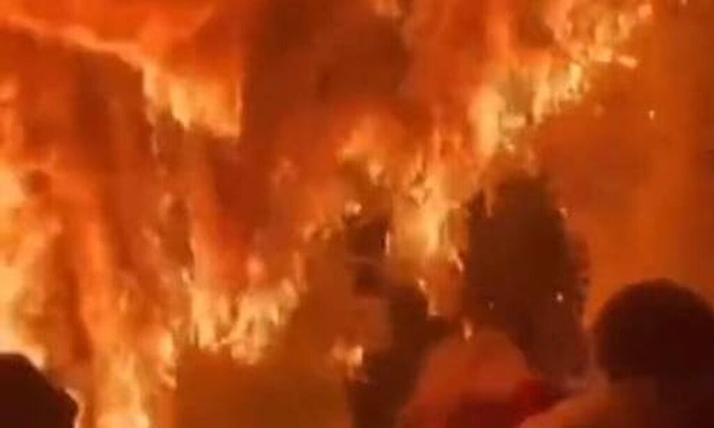 Φωτιά-στη-Τζιά:-Καίει-κοντά-σε-οικισμό-–-Μάχη-με-τις-φλόγες-(Βίντεο)