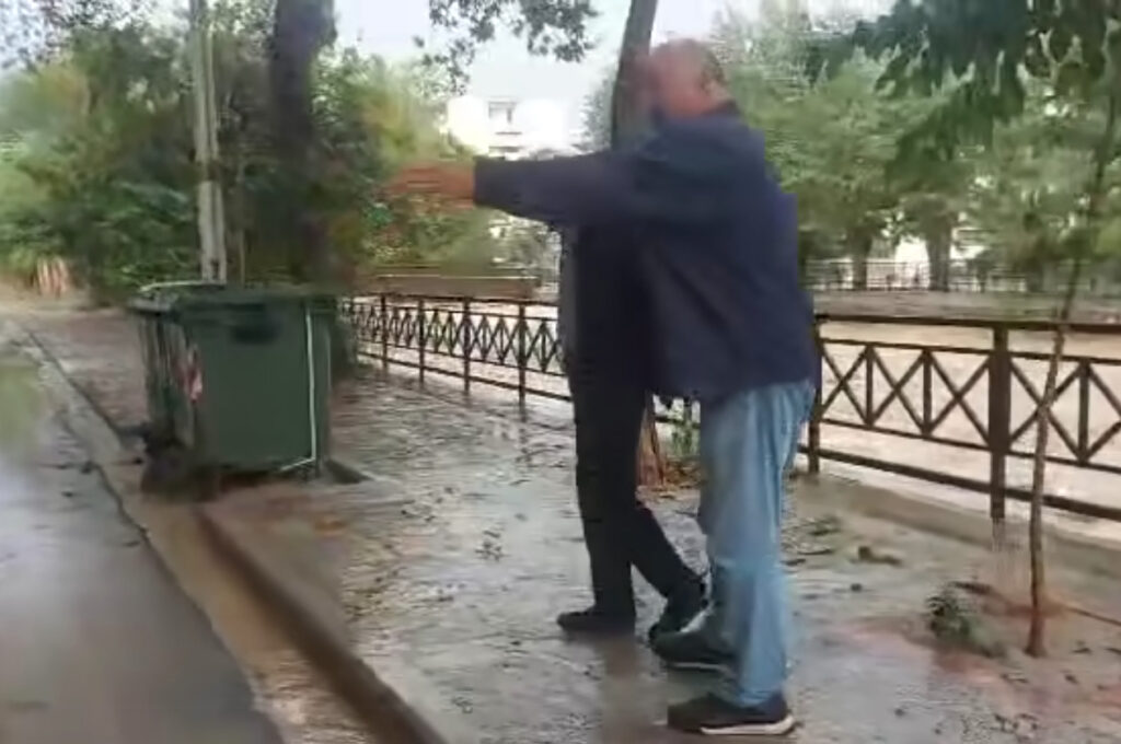 Κακοκαιρία-Βόλος:-Αχιλλέας-Μπέος-εν-δράσει-–-Μοιράζει-“κατσάδες”-στον-δρόμο