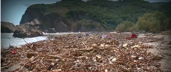 Πλημμύρες:-Σοκάρει-η-περιγραφή-της-συζύγου-του-άνδρα-που-εντοπίστηκε-νεκρός-στη-θάλασσα-της-Εύβοιας-–-“Εθεάθη-σε-ένα-αφρολέξ-γονατισμένος…”