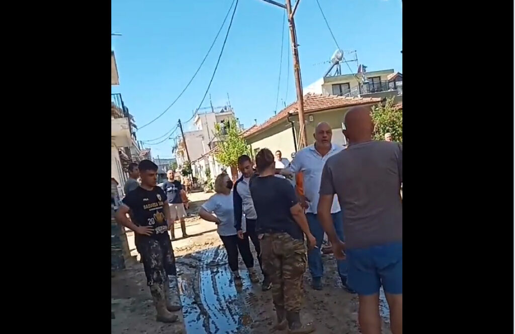 Βόλος:-Ο-Μπέος-έπεσε-πάνω-σε-εξαγριωμένους-πολίτες-και-έγινε-το-σώσε!-–-“Κ@@@@@@,-χ@@@@@”