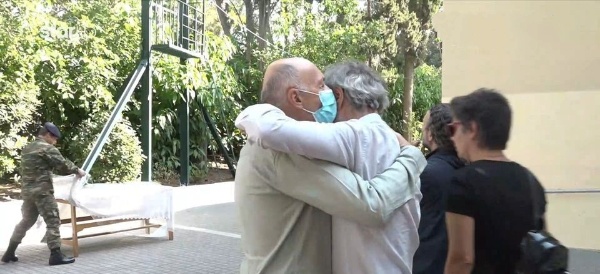 Συντετριμμένος-ο-Οδυσσέας-Σταμούλης-στο-μνημόσυνο-του-αδικοχαμένου-γιου-του