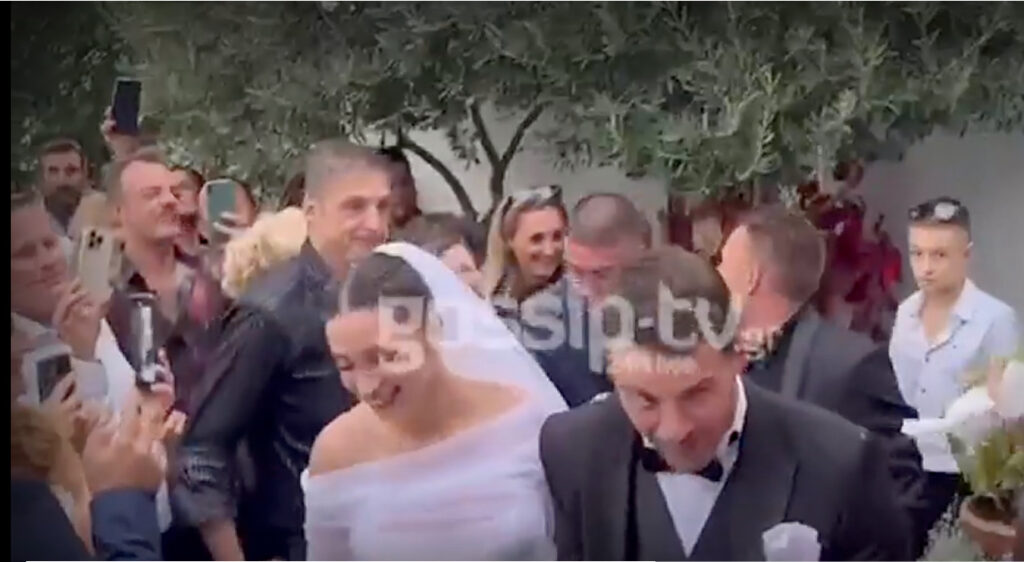 Γάμος-Αγγελόπουλου-Βαμβακούση:-Έφτασαν-στη-δεξίωση-οι-νεόνυμφοι-–-Εντυπωσιακό-το-δεύτερο-νυφικό-της-νύφης…