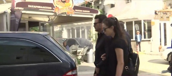 Συγκλονίζει-η-εικόνα-με-τον-Γιώργο-Αγγελόπουλο-και-τη-Δήμητρα-Βαμβακούση-να-συνοδεύουν-τη-σορό-της-μητέρας-του