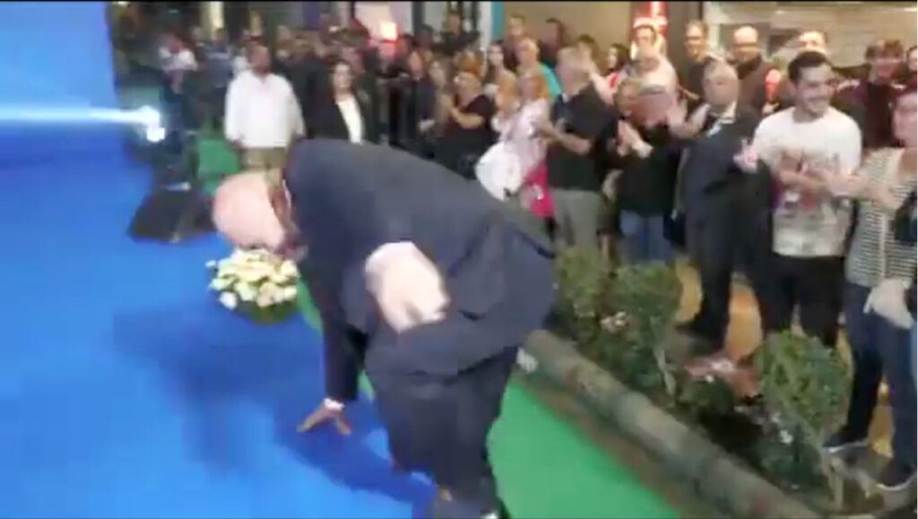 Βόλος:-Ο-Αχιλλέας-Μπέος-έπεσε-ανεβαίνοντας-στην-εξέδρα-για-την-ομιλία-του