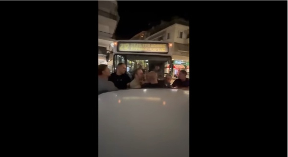 Βύρωνας:-Επιβάτης-λεωφορείου-έγινε-έξαλλος-με-παράνομα-παρκαρισμένο-αυτοκίνητο-και…