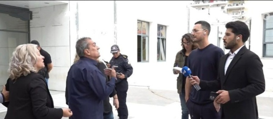 Έκρηξη-της-μητέρας-από-την-Πάτρα-κατά-του-Πέτρου-Κουσουλού-–-Προσαγωγή-του-δημοσιογράφου-στο-αστυνομικό-τμήμα