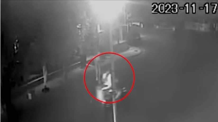 Κρήτη:-Η-σοκαριστική-στιγμή-που-μηχανή-παρασύρει-πεζή-και-την-εγκαταλείπει-(Βίντεο)