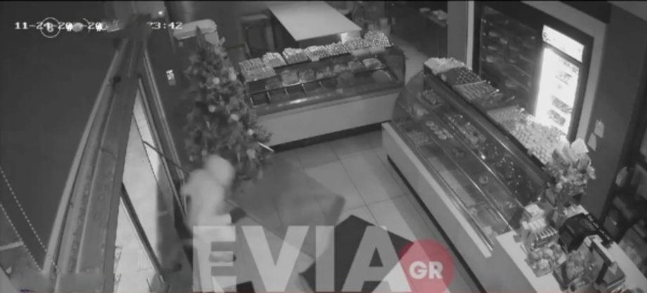 Εύβοια:-Η-στιγμή-που-ληστής-με-μανία-γκρεμίζει-την-πόρτα-ζαχαροπλαστείου-και-αρπάζει…
