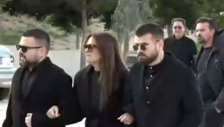 Θλίψη-στην-κηδεία-του-Χάρη-Κωστόπουλου-–-Υποβασταζόμενη-η-σύζυγός-του