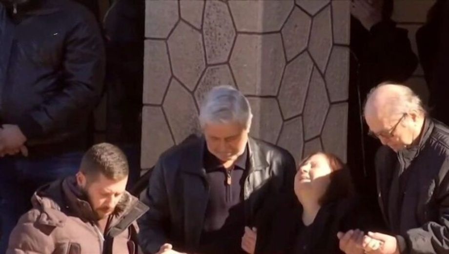 Έγκλημα-Χαλκίδα:-“Ραγίζει”-καρδιές-ο-σπαραγμός-της-μητέρας-του-Σάκη-στην-κηδεία-–-Η-τραγική-ειρωνεία