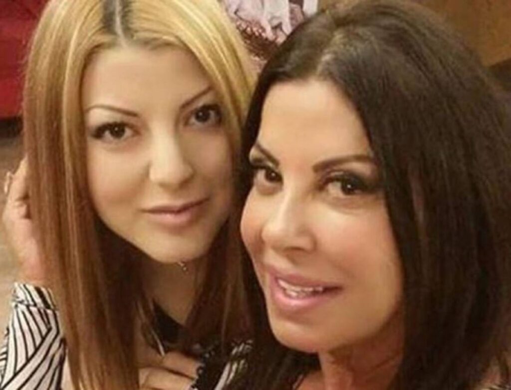 Άντζελα-Δημητρίου:-Συνεργάτης-“σπάει”-τη-σιωπή-του-για-όσα-έγιναν-στην-Αμερική-–-“Σε-παρακαλώ-βρες-μας-μία-πτήση-άμεσα,-γιατί…”