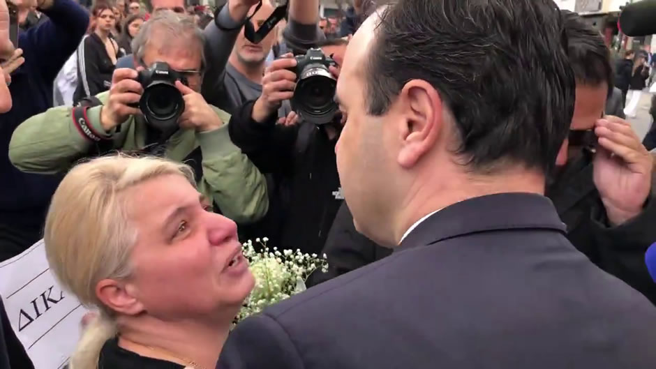 “Ράγισαν”-καρδιές-στη-Λάρισα-με-τη-μητέρα-της-Κλαούντια-Λάτα-που-χάθηκε-στα-Τέμπη-–-Η-στιγμή-που-ξέσπασε-σε-λυγμούς-μπροστά-στον-Δημήτρη-Παπαστεργίου