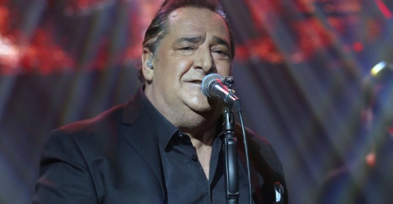 Βασίλης-Καρράς-–-Αποκάλυψη:-«5-μέρες-πριν-πεθάνει,-με-έβαλε-να-τα-διαβάσω-όλα-μπροστά-στη-γυναίκα-του»