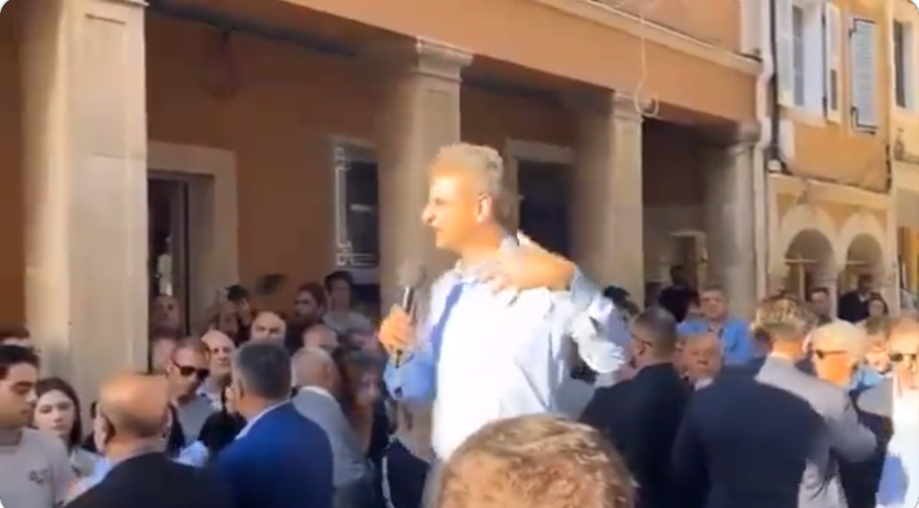 Κέρκυρα:-Ποια-είναι-η-γυναίκα-που-φώναξε-μέσα-στο-πλήθος-στον-Μητσοτάκη-–-Είναι-η…