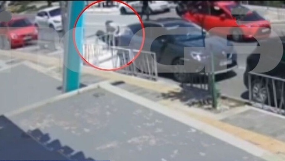 Σοκ-στη-Θεσσαλονίκη:-Αυτοκίνητο-παρέσυρε-μητέρα-μαζί-με-το-βρέφος-της
